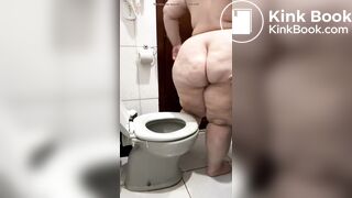 Brasileira cagando na privada