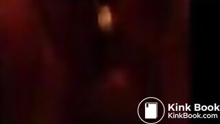 La ragazza caga al buio. Si sentono i plops