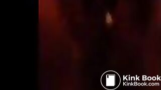 La ragazza caga al buio. Si sentono i plops