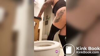 Cagando sentada no vaso