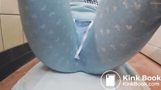 ebony taking a nice shit and piss
