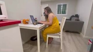 Sexy Hot Chubby White Girl Shits Her Yellow Dress
