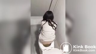 CHICA EN EL BAÑO