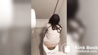 CHICA EN EL BAÑO