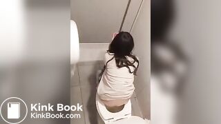 CHICA EN EL BAÑO