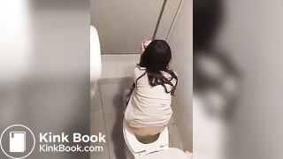 CHICA EN EL BAÑO