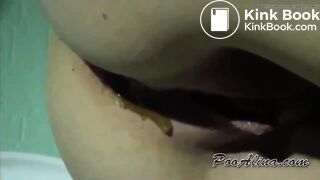 Girl pooping - video 556