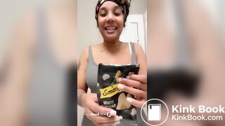 Hot girl shitting in chip bag