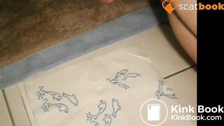 Je défèque dans ma main, j'écrase le caca sur mon sexe en érection, j'éjacule dedans