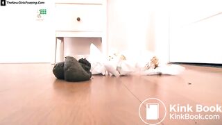 Queen Ana dumps in her office