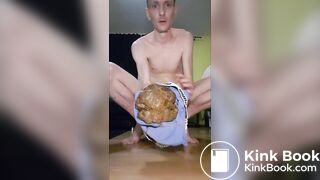 Scatfaggot Rouven aus Dortmund schmiert sich voll