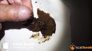 J'écarte mes fesses, mon anus poilu pète et pousse un bon caca, éjaculation scato
