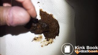 J'écarte mes fesses, mon anus poilu pète et pousse un bon caca, éjaculation scato