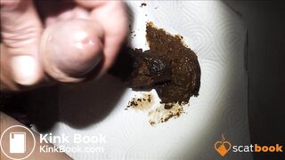 J'écarte mes fesses, mon anus poilu pète et pousse un bon caca, éjaculation scato