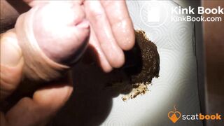 J'écarte mes fesses, mon anus poilu pète et pousse un bon caca, éjaculation scato