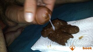 Je pousse un bon gros caca et je me masturbe au dessus pour éjaculer