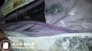 J'éjacule deux fois de suite dans ses culottes sales et parfumées à l'odeur de caca