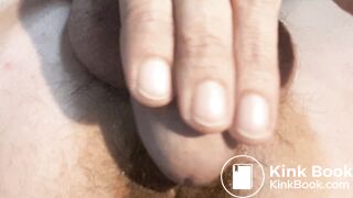 Mon anus sent fort le caca, je me frotte le zizi et j'éjacule en pétant fort